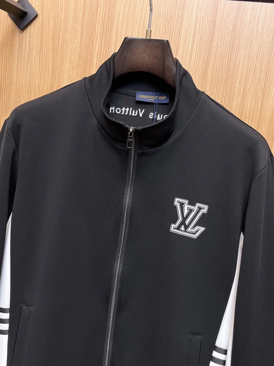 🅿️720 [LV Louis Vuitton] hot-selling suit is coming. Focus on the original version of the official website. 2025 new hot-selling cardigan and sweatshirt suit. The original order is the best. 🇭🇰The meticulous work of top designers. It has a fitting and perfect upper body effect. All-natural high-quality Tencel Roman cotton 100%, close-fitting comfort, noble and elegant! Original hardware embodies elegance and nobility! Counter size: M-3XL (maximum wear up to 190 pounds)